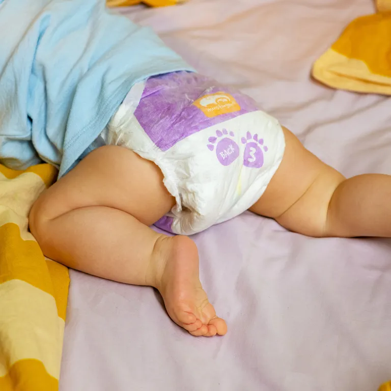 Bebis med Minstingens blöja storlek 3